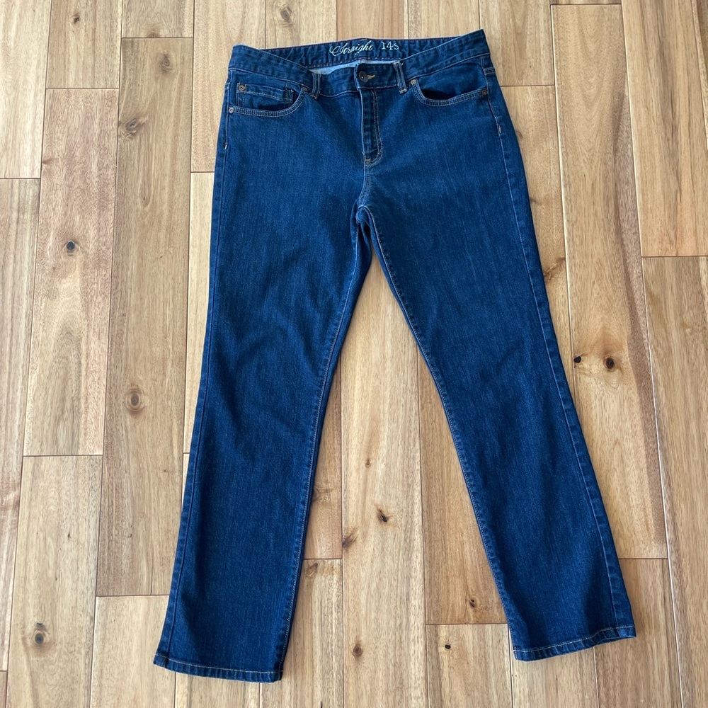 Tommy Hilfiger women’s Straight 14 Short jeans in darker wash denim - EUC